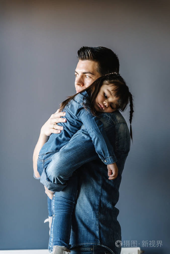 骄傲的父亲拥抱他的女儿