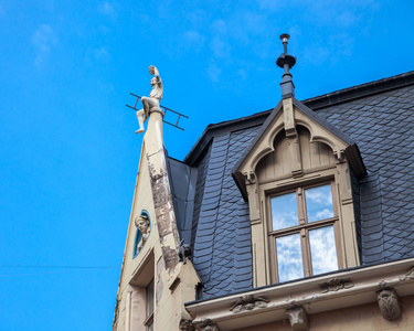 雕塑与 windows，拉脱维亚首都里加，阁楼屋顶