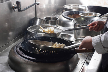 关闭工作厨师准备中国食物