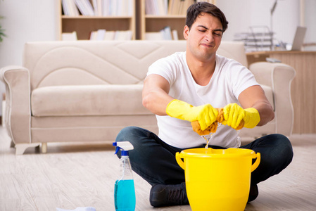 男人丈夫清洗房子帮助妻子