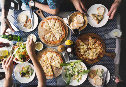 朋友吃披萨图片