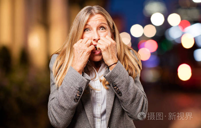 高级美丽的女人害怕的姿势