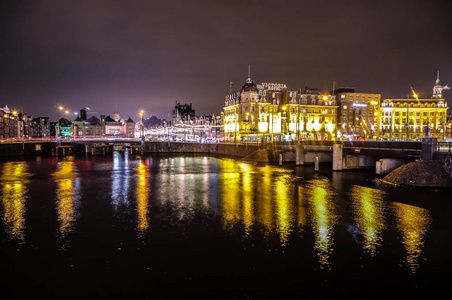 阿姆斯特丹，荷兰2017 年 1 月 9 日 市内的旅游景点的阿姆斯特丹中心在晚上。城市景观与建筑的一般看法。2017 年 