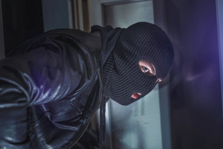 夜贼破门而入照片