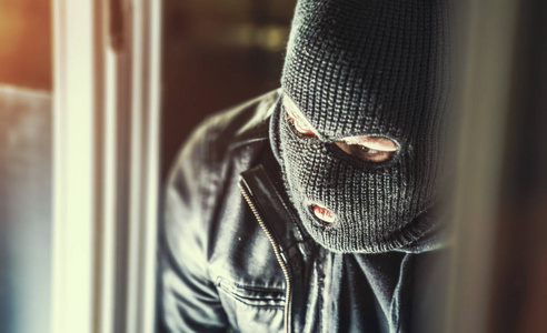 破门夜贼破门而入照片