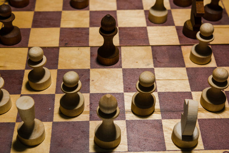 去下棋。棋盘上的国际象棋