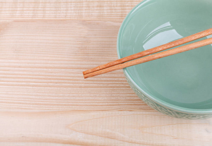 筷子在亚洲设置表格上木背景