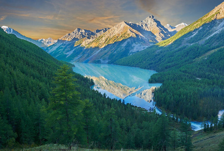 美丽的秋景，阿尔泰山俄罗斯