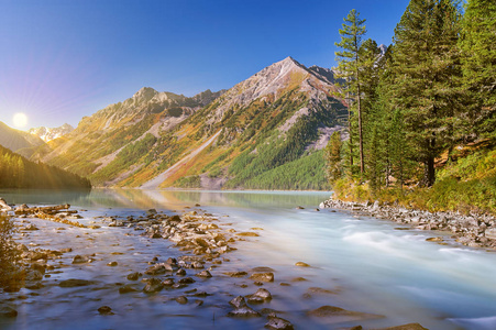 美丽的夏日风景，阿尔泰山俄罗斯