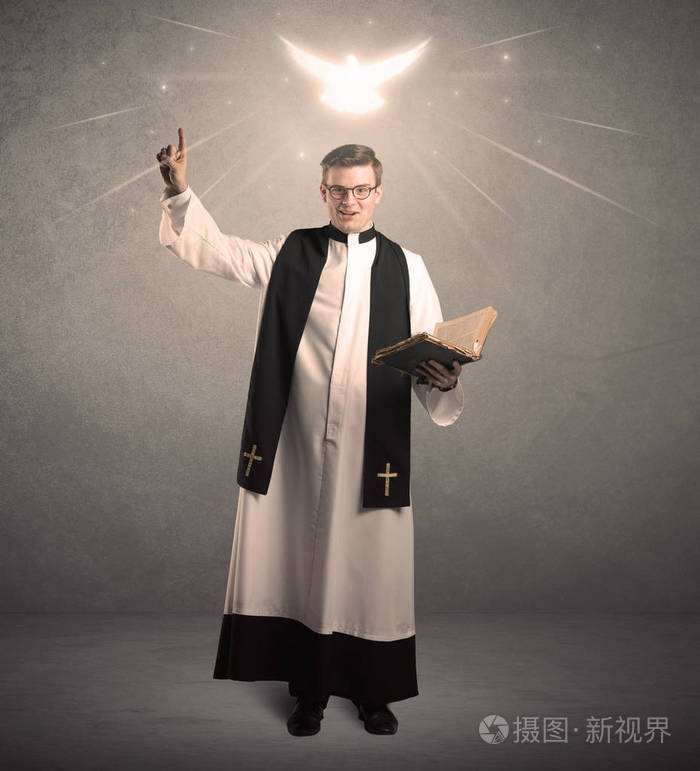 年轻的牧师在他的祝福