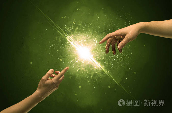 触摸武器在指尖照明火花