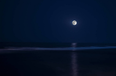 夜空洒满月光的水上满月