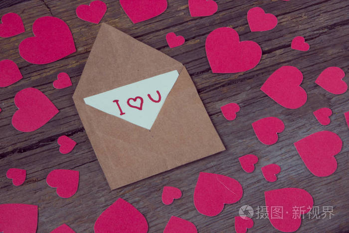 信封有卡和文本我爱你和红心的价