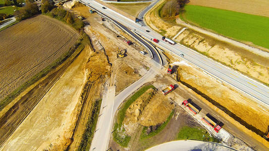 公路建设场地的鸟瞰图图片