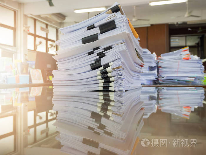 经营理念, 未完成的文件在办公室桌上,堆堆的商务用纸