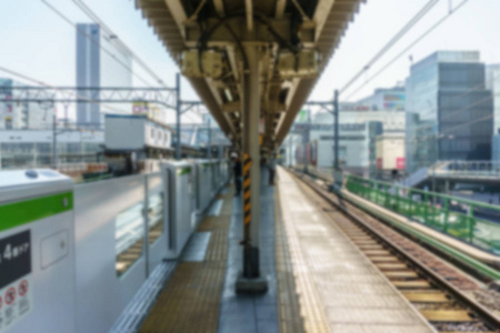 抽象模糊新宿火车站。新宿是火车站的日本最大之一的重要地区之一