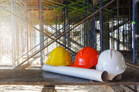 建设概念,工程师和建筑师在建筑地盘工作与蓝图照片