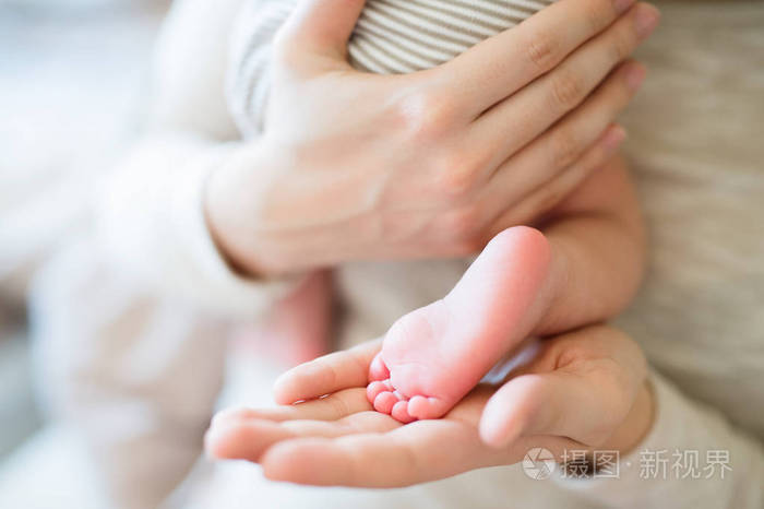 变得面目全非的母亲带着儿子刚出生的婴儿,腿和手