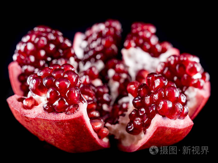 多汁的打开的石榴果孤立的黑色背景