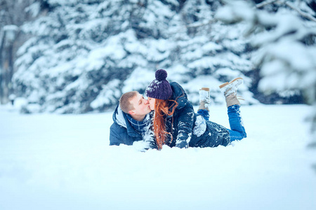 在雪冰景观冬季情人节夫妇
