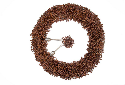 咖啡的背景。堆的咖啡豆放进圈时钟形状