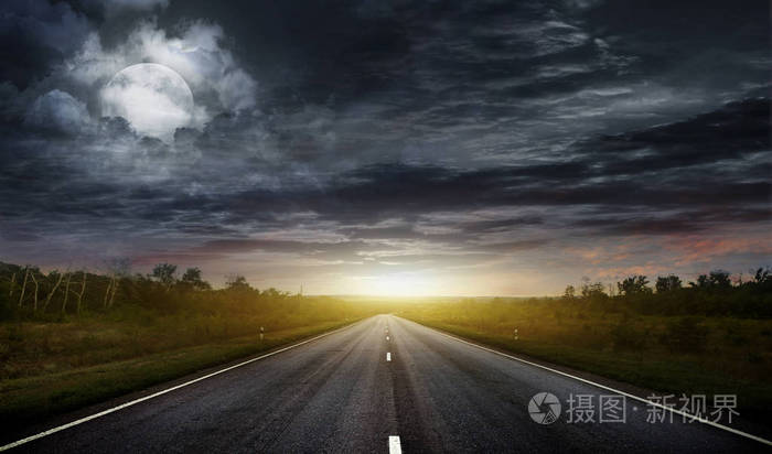 乡村道路与黑暗的天空