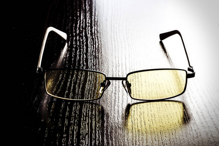 现代眼镜到黄色镜片保护眼睛