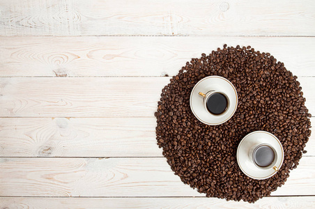 咖啡的背景。咖啡豆在 coff 杯的圆圈形状