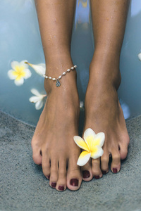 花与珍珠链腿图片