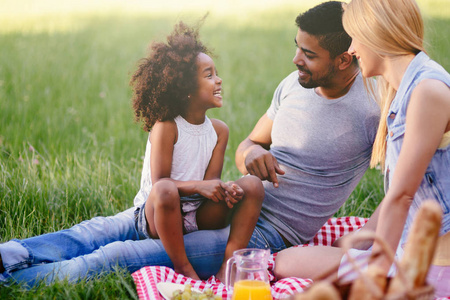 幸福的家庭享受野餐