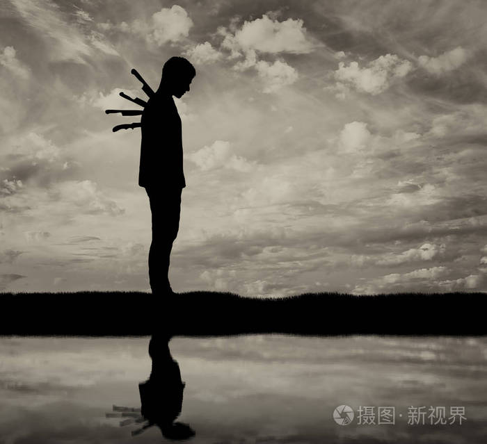 用刀在后面一个伤心男人的轮廓