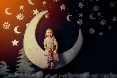 女孩一把抱住在月球上放着枕头睡觉照片