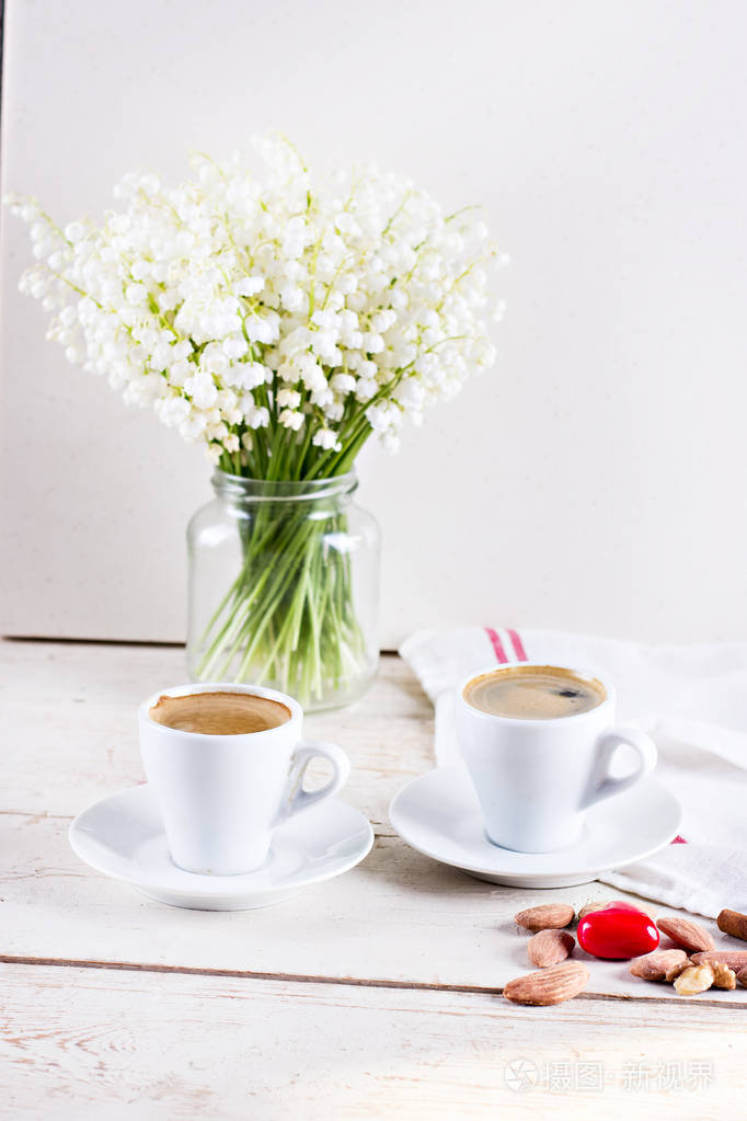 浓咖啡心和束鲜花