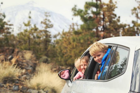 家庭旅行的车快乐妈妈与孩子在山区驾驶