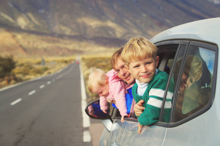 家庭旅行的车快乐父亲与孩子们在山