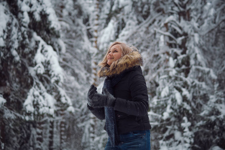 幸福的年轻女人玩雪