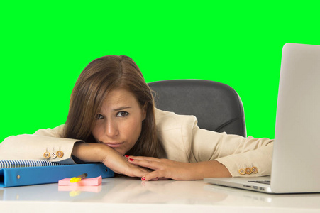 承受着压力在办公室电脑孤立的绿色色度键的女商人