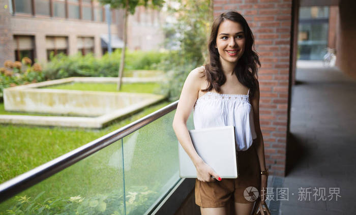 户外的美丽女商人