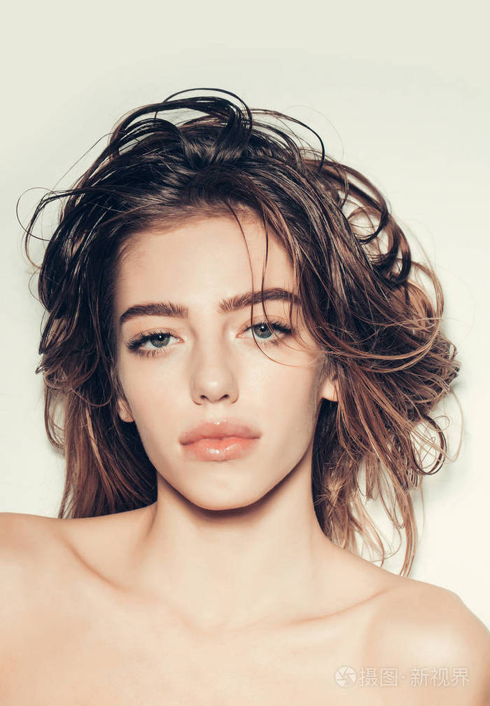 长湿头发的漂亮女孩