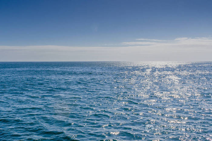 蓝色的大海与它反射的阳光照片-正版商用图片0wnfhs-摄图新视界