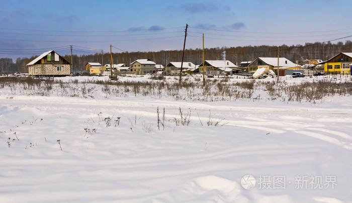 村庄街道与房子被新鲜的雪覆盖