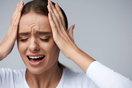 业务人头痛尖叫头痛疼痛.美丽的女人尖叫的痛苦偏头痛照片