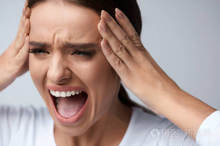 头痛疼痛.美丽的女人尖叫的痛苦偏头痛