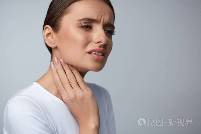 咽喉疼痛.美丽的女人有喉咙痛,痛苦的感觉