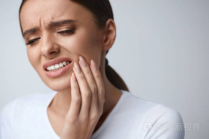 牙齿疼痛美丽的女人感到强烈的疼痛,牙痛