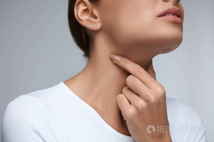 喉咙痛特写美丽的女人的手和脖子咽喉疼痛