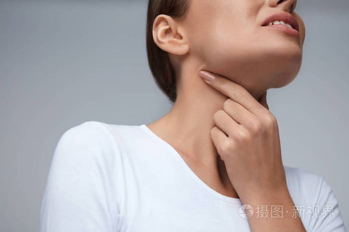 喉咙痛特写美丽的女人的手和脖子咽喉疼痛
