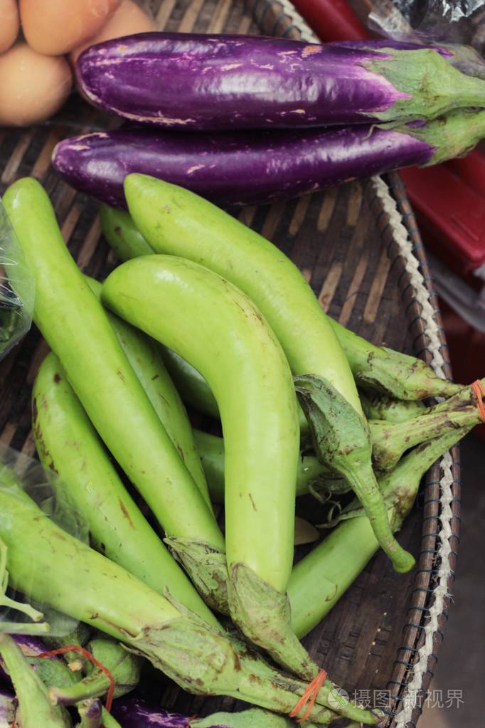 在市场的新鲜茄子