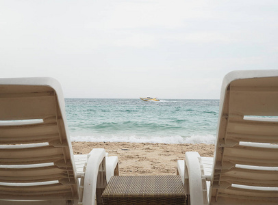 在海滩上的椅子。夏天放松假期