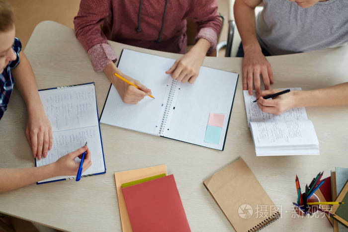 大学的学生做作业照片-正版商用图片0wnkn1-摄图新视界